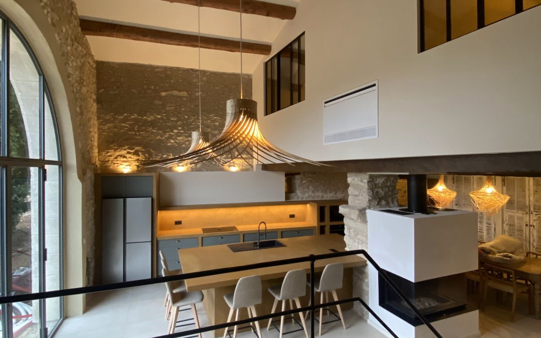 Rénovation d&rsquo;un mas provençal : comment transformer une vieille ferme en pierre sans perdre son âme