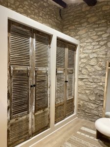 Pierre apparente et poutres restaurées dans un mas provençal - Votre Intérieur