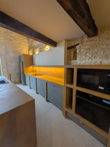 Cuisine contemporaine dans un mas rénové en Vaucluse - Votre Intérieur